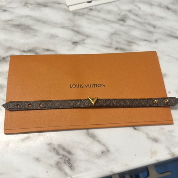 Louis Vuitton essential V bracelet . - Picture 1 of 4